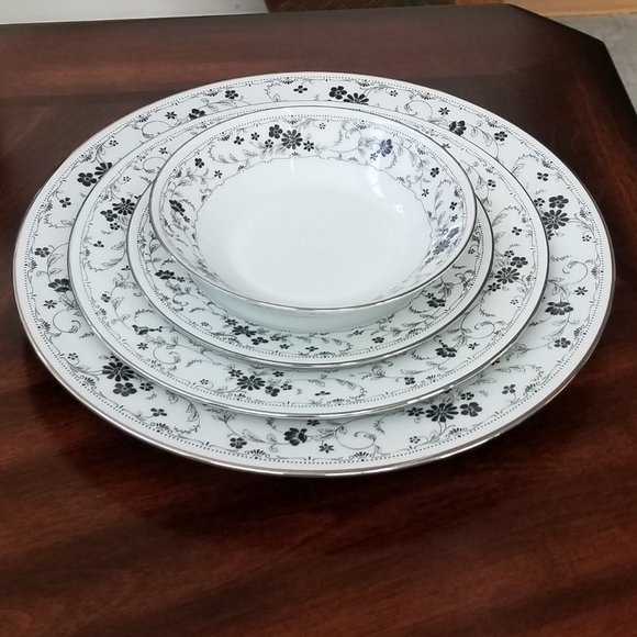 Noritake Black Lace Fine China 4 pc Setting Excellent Condition - Picture 2 of 8
